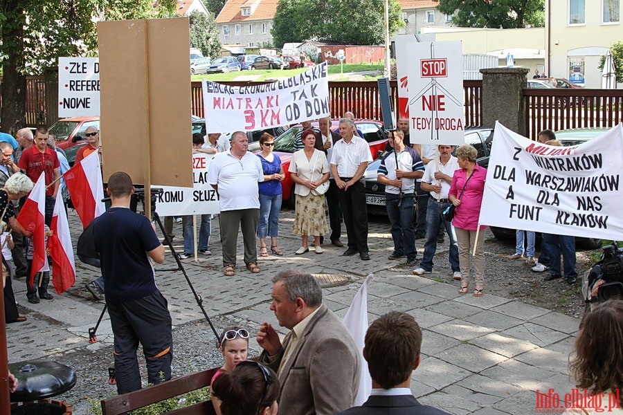 Manifestacja pod siedzib Urzdu Gminy Elblg przeciwko planowanej budowie siowni wiatrowych w Janowie, fot. 9