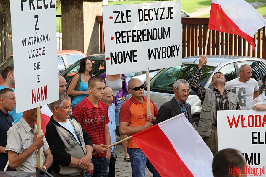 Manifestacja pod siedzibą Urzędu Gminy Elbląg przeciwko planowanej budowie siłowni wiatrowych w Janowie, fot. 10