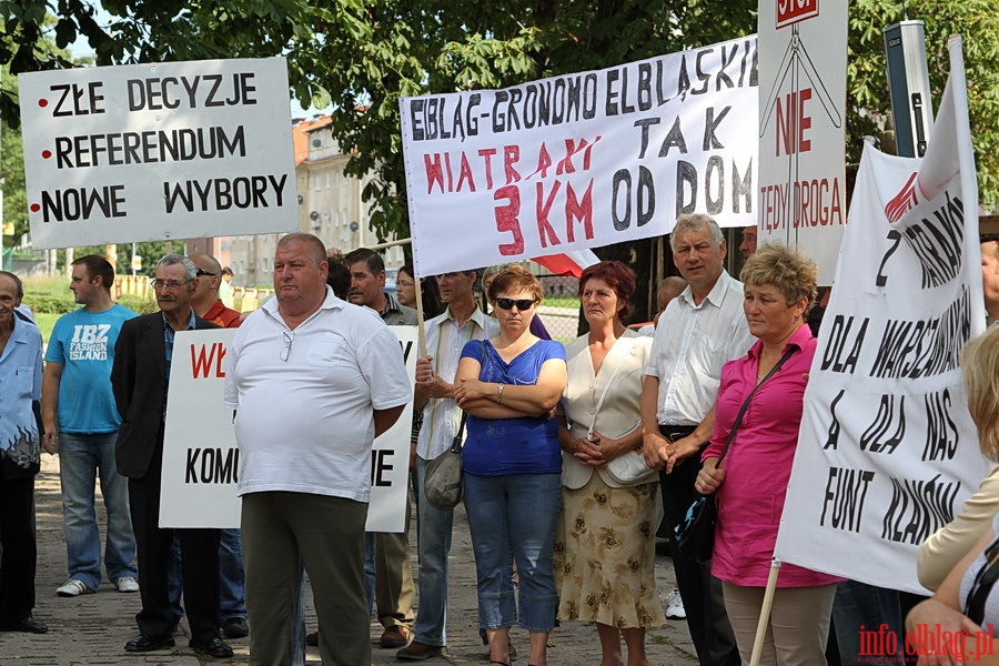 Manifestacja pod siedzibą Urzędu Gminy Elbląg przeciwko planowanej budowie siłowni wiatrowych w Janowie, fot. 12