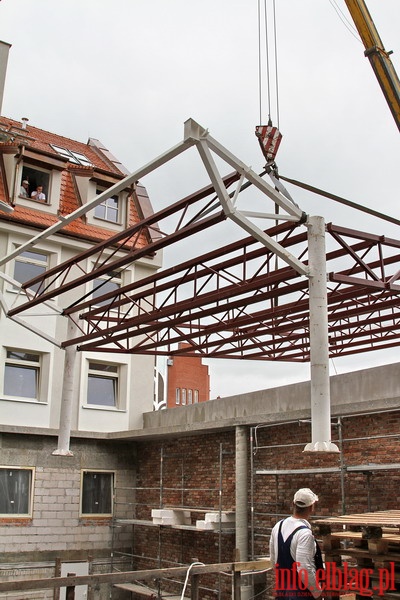 Budowa Hotelu ELBLG na Starym Miecie - monta konstrukcji dachu nad dziedzicem, fot. 2