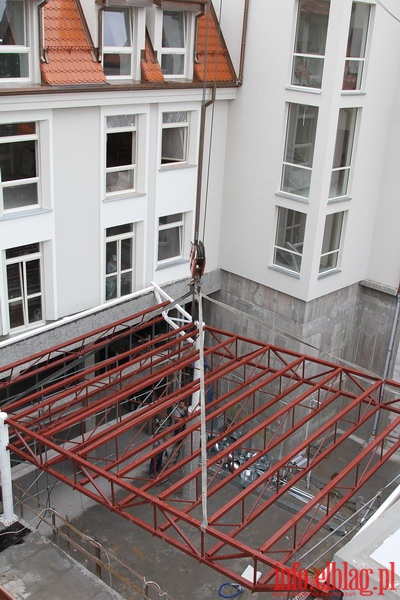 Budowa Hotelu ELBLĄG na Starym Mieście - montaż konstrukcji dachu nad dziedzińcem, fot. 9