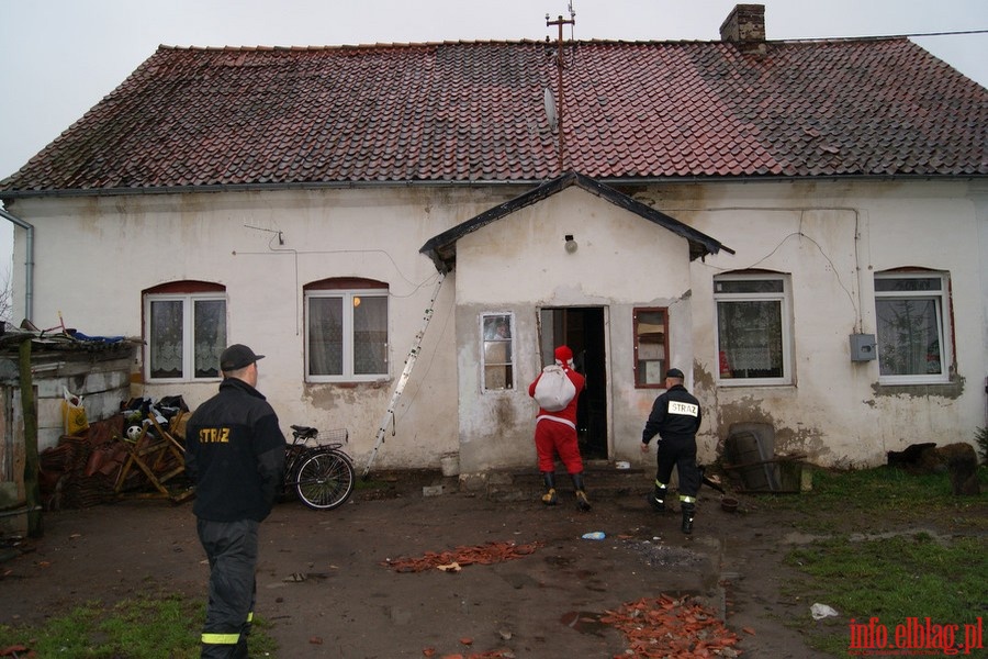 Przekazanie przez elblskich straakw witecznej paczki dla rodziny z Druna, fot. 2