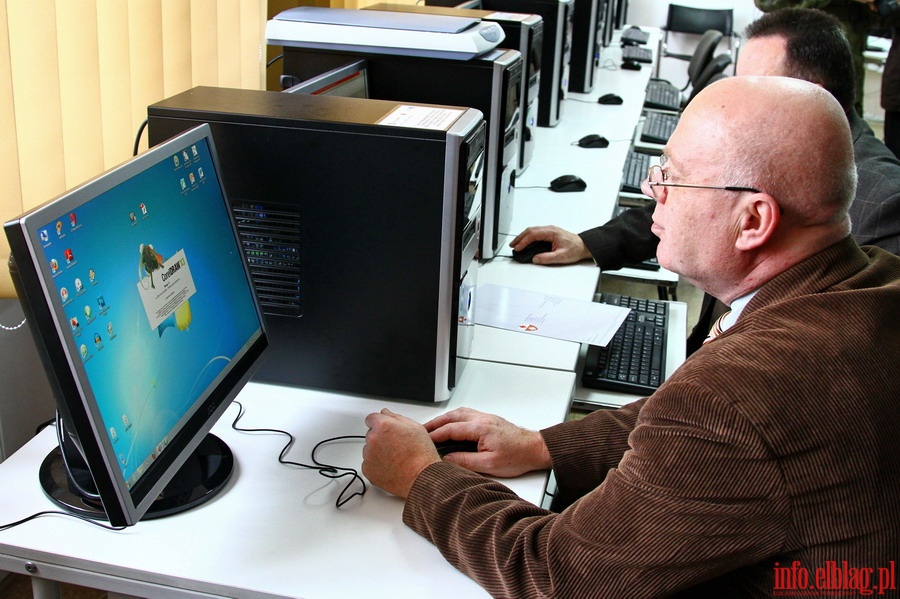Oficjalne otwarcie zmodernizowanej pracowni komputerowej w ZST-I, fot. 17