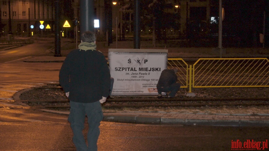 Nocna akcja wieszania Klepsydr Szpitala Miejskiego, fot. 2