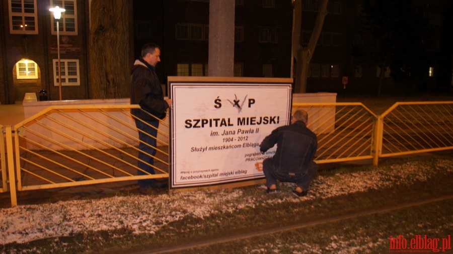 Nocna akcja wieszania Klepsydr Szpitala Miejskiego, fot. 7