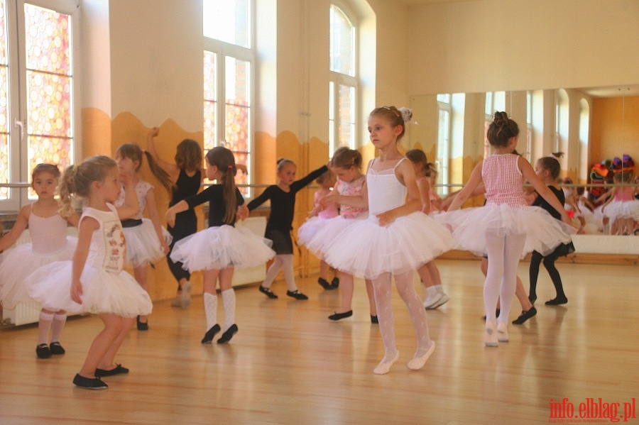 Formacja baletowa z Centrum Taca Cadmans, fot. 1