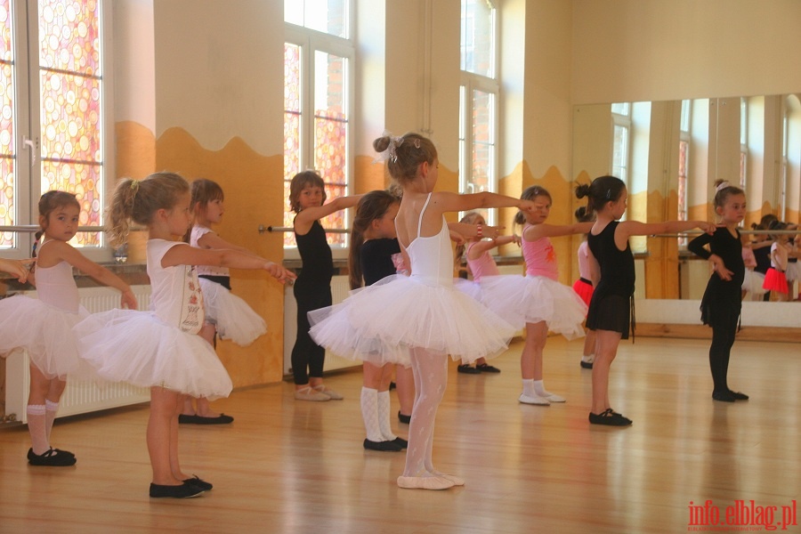 Formacja baletowa z Centrum Tańca Cadmans, fot. 2