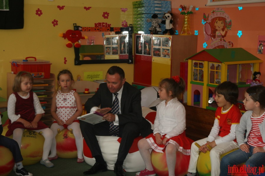 Prezydent Grzegorz Nowaczyk z odwiedzinami u przedszkolakw z okazji Dnia Dziecka, fot. 6