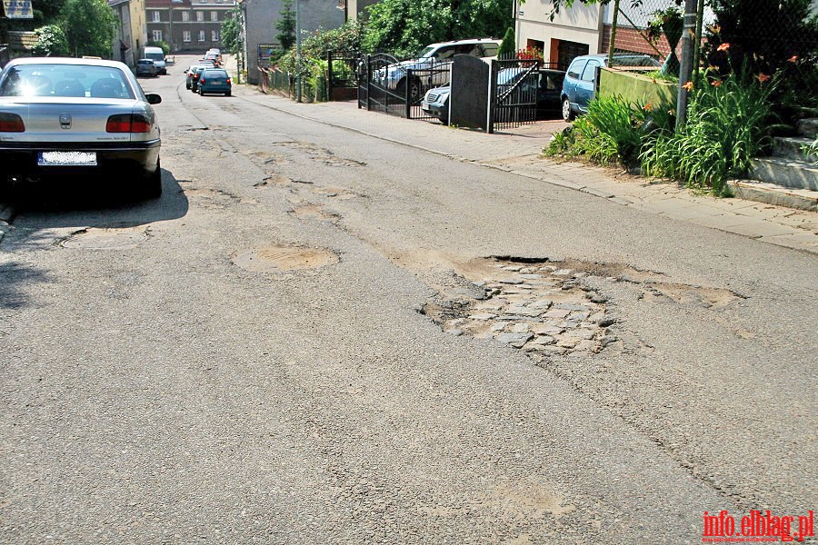 Fatalny stan jezdni i chodników na ulicy Piechoty w Elblągu, fot. 5