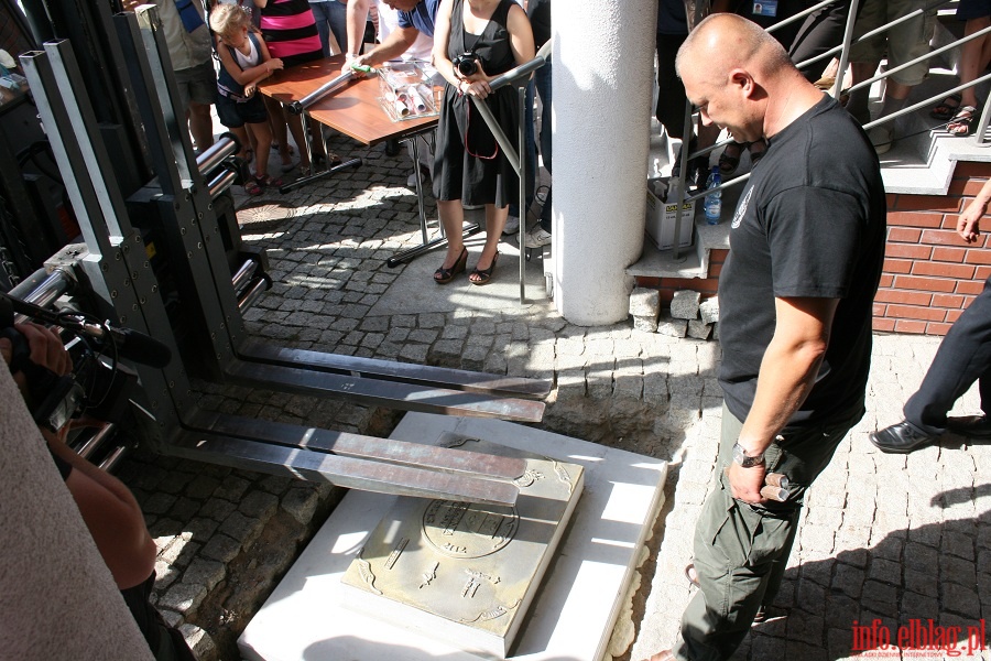 Zakopanie skrzyni czasu przed Ratuszem Staromiejskim w Elblągu, fot. 16