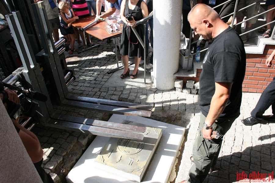 Zakopanie skrzyni czasu przed Ratuszem Staromiejskim w Elblgu, fot. 16