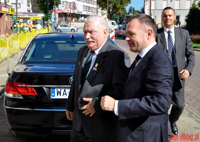 Odsonicie przez Lecha Was tablicy pamitkowej, na budynku Regionu Elblskiej Solidarnoci, fot. 1