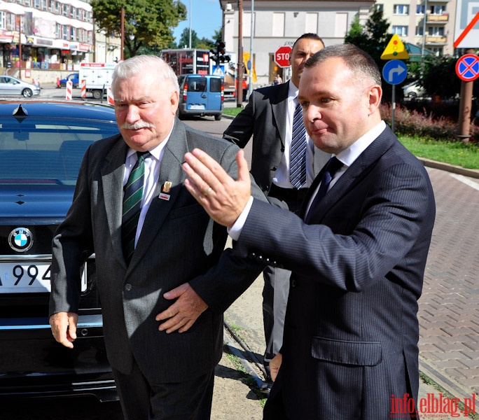 Odsonicie przez Lecha Was tablicy pamitkowej, na budynku Regionu Elblskiej Solidarnoci, fot. 4