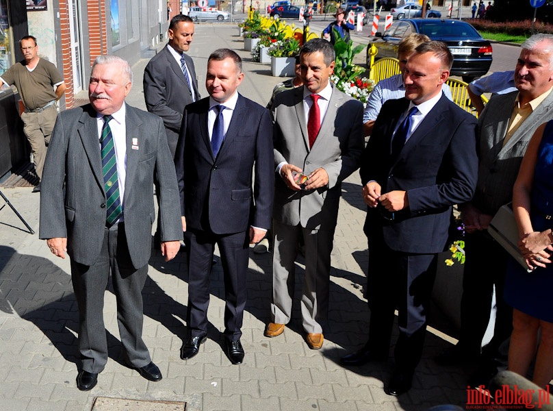 Odsonicie przez Lecha Was tablicy pamitkowej, na budynku Regionu Elblskiej Solidarnoci, fot. 6