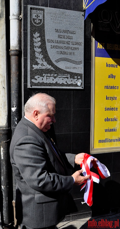 Odsonicie przez Lecha Was tablicy pamitkowej, na budynku Regionu Elblskiej Solidarnoci, fot. 9