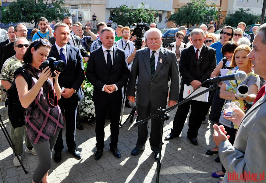 Odsłonięcie przez Lecha Wałęsę tablicy pamiątkowej, na budynku Regionu Elbląskiej Solidarności, fot. 17