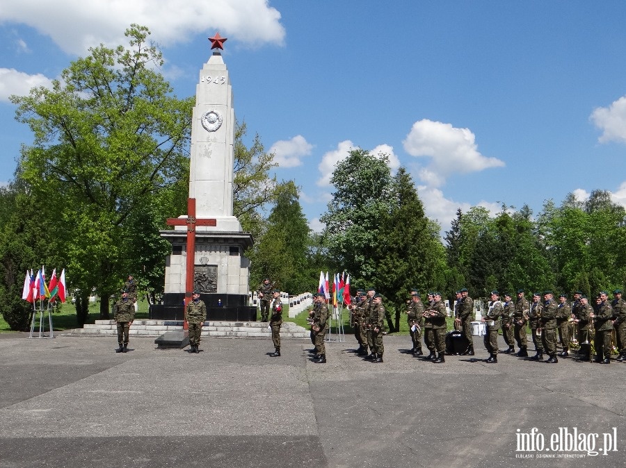 Kombatanci z Obwodu Kaliningradzkiego skadaj kwiaty pod pomnikiem onierzy Armii Radzieckiej, fot. 2