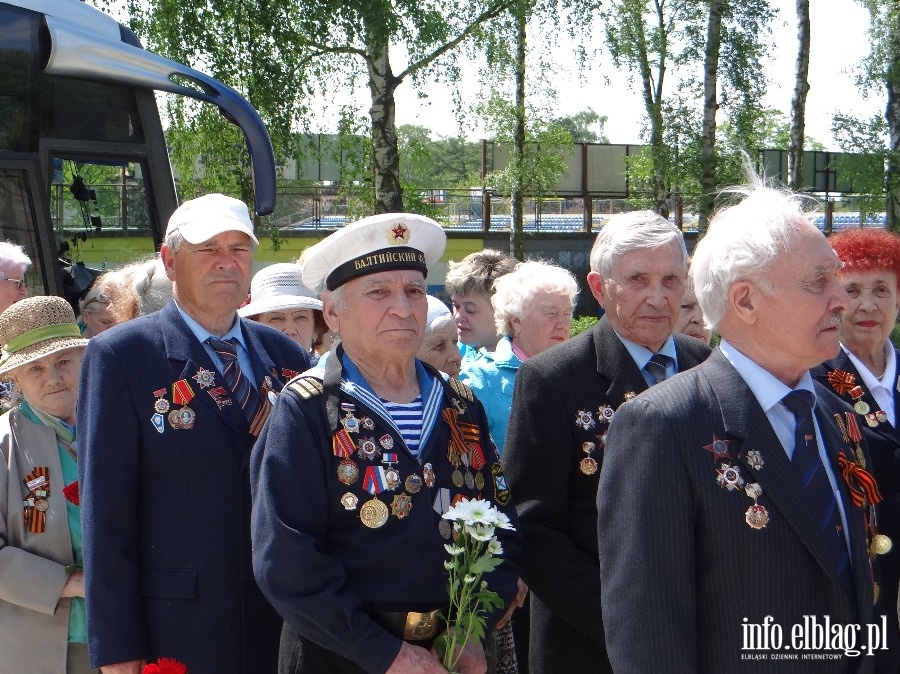 Kombatanci z Obwodu Kaliningradzkiego skadaj kwiaty pod pomnikiem onierzy Armii Radzieckiej, fot. 4