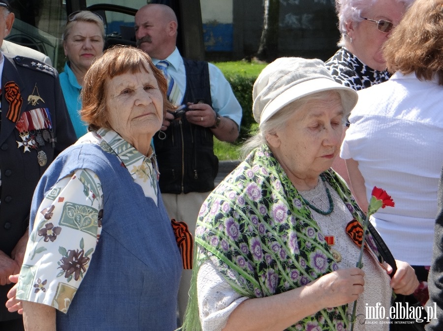 Kombatanci z Obwodu Kaliningradzkiego skadaj kwiaty pod pomnikiem onierzy Armii Radzieckiej, fot. 5