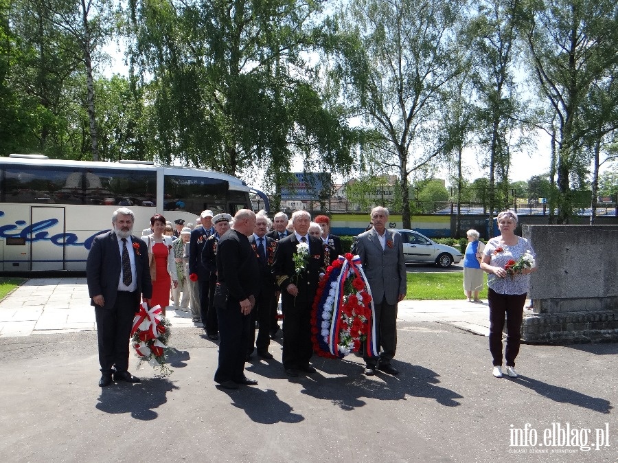 Kombatanci z Obwodu Kaliningradzkiego skadaj kwiaty pod pomnikiem onierzy Armii Radzieckiej, fot. 6