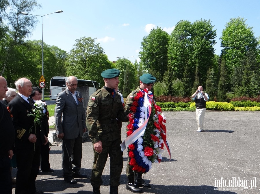 Kombatanci z Obwodu Kaliningradzkiego skadaj kwiaty pod pomnikiem onierzy Armii Radzieckiej, fot. 9