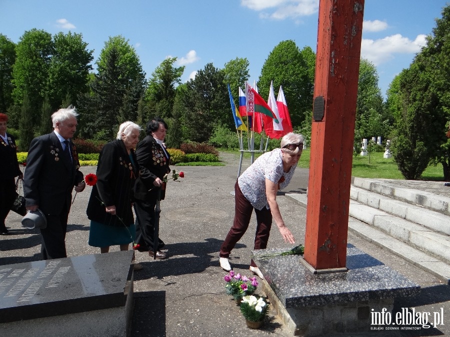 Kombatanci z Obwodu Kaliningradzkiego skadaj kwiaty pod pomnikiem onierzy Armii Radzieckiej, fot. 15