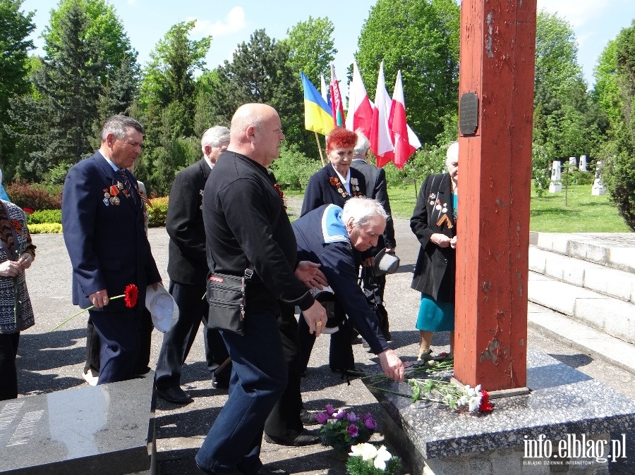 Kombatanci z Obwodu Kaliningradzkiego skadaj kwiaty pod pomnikiem onierzy Armii Radzieckiej, fot. 17