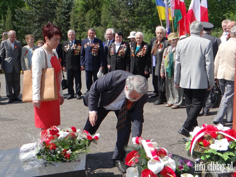 Kombatanci z Obwodu Kaliningradzkiego skadaj kwiaty pod pomnikiem onierzy Armii Radzieckiej, fot. 24