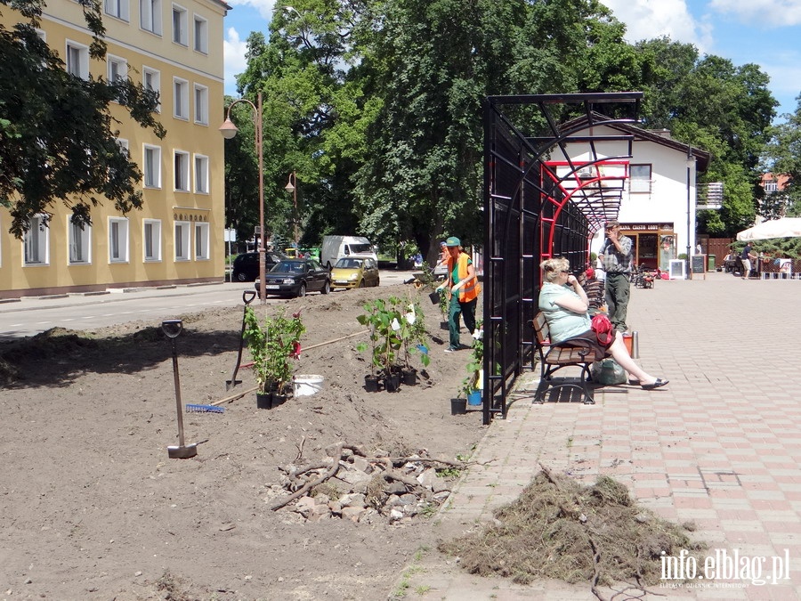 Prace rewitalizacyjne na Skwerze Mariana Sawicza - czerwiec 2013r., fot. 12