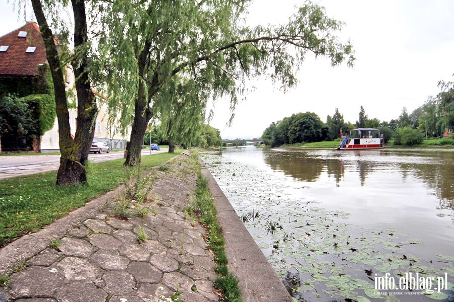 Bulwar Zygmunta Augusta - niewyremontowana cz prawego brzegu rzeki Elblg, fot. 1