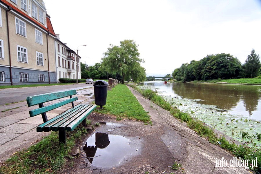 Bulwar Zygmunta Augusta - niewyremontowana cz prawego brzegu rzeki Elblg, fot. 2