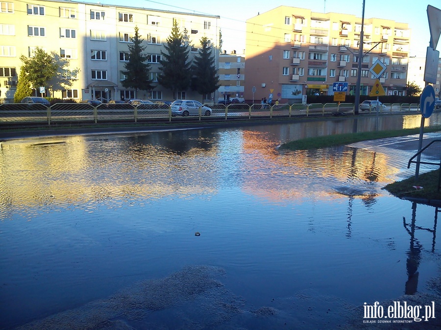 Koparka uszkodzia wodocig, fot. 1