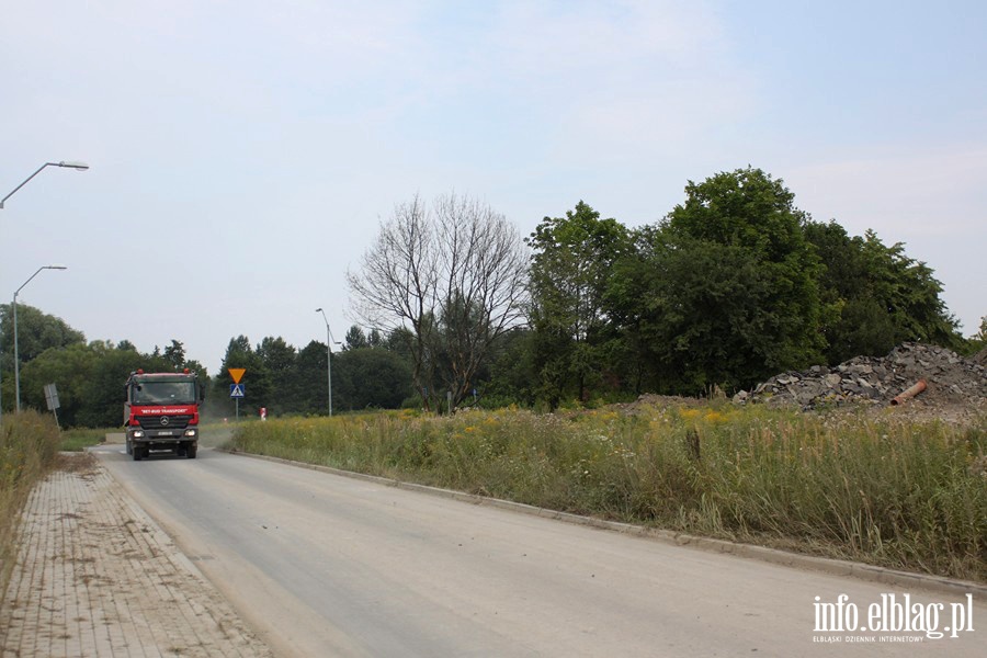 Materiały z rozbudowy CH Ogrody są wywożone na Modrzewinę, fot. 1