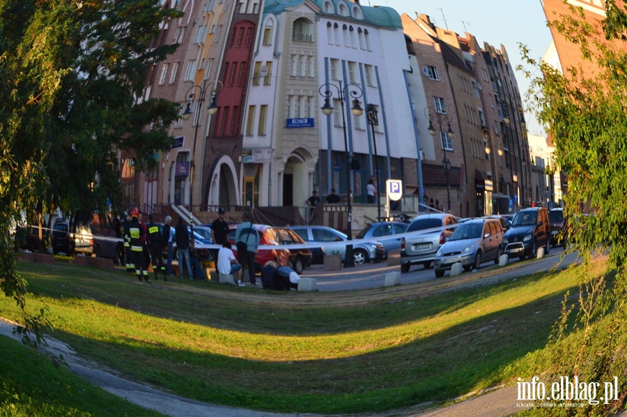 Policjanci sprawdzaj zawiadomienie o podoeniu adunku wybuchowego na Starwce, fot. 1