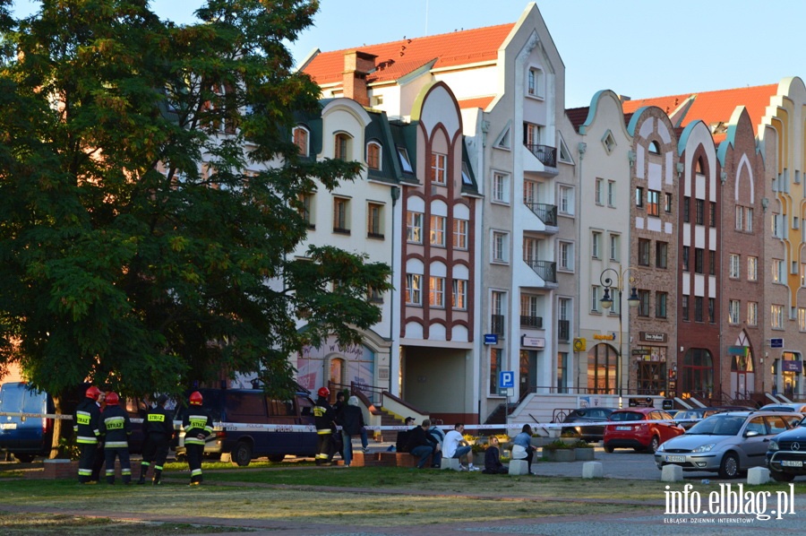 Policjanci sprawdzaj zawiadomienie o podoeniu adunku wybuchowego na Starwce, fot. 3