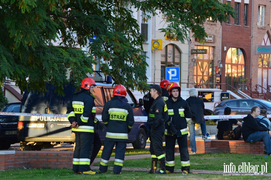 Policjanci sprawdzaj zawiadomienie o podoeniu adunku wybuchowego na Starwce, fot. 4