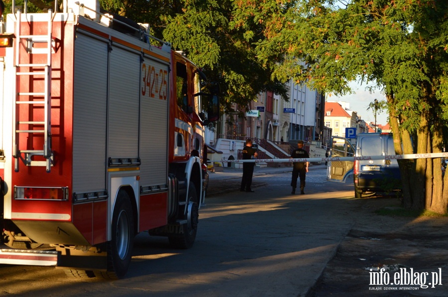 Policjanci sprawdzaj zawiadomienie o podoeniu adunku wybuchowego na Starwce, fot. 5