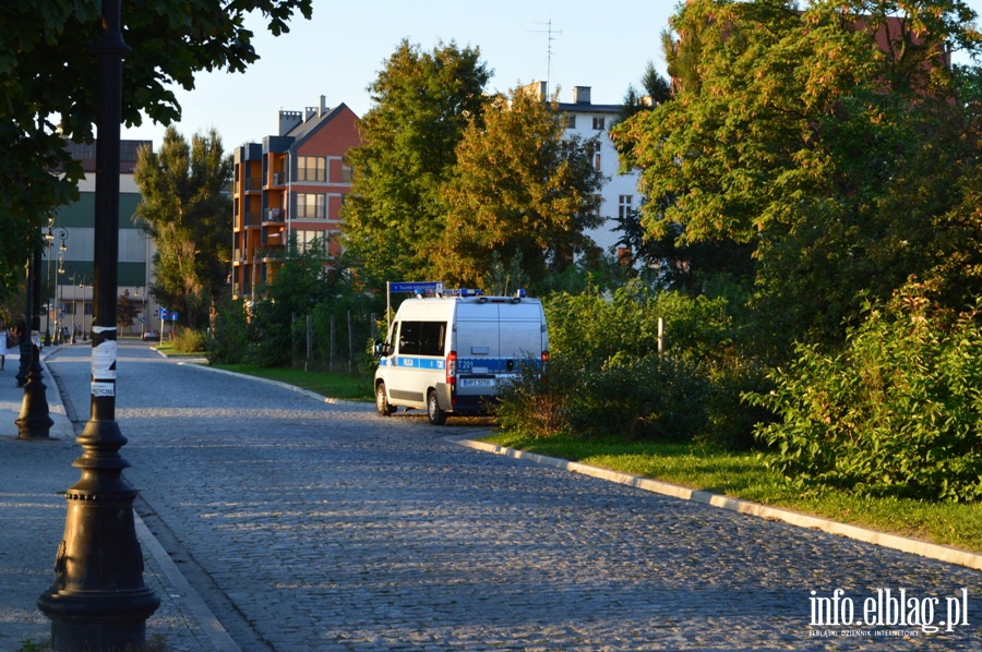 Policjanci sprawdzaj zawiadomienie o podoeniu adunku wybuchowego na Starwce, fot. 7