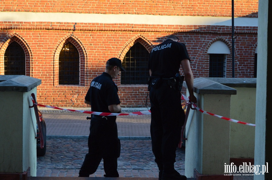 Policjanci sprawdzaj zawiadomienie o podoeniu adunku wybuchowego na Starwce, fot. 8