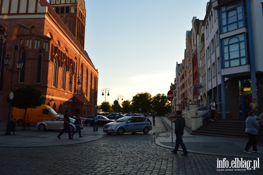 Policjanci sprawdzaj zawiadomienie o podoeniu adunku wybuchowego na Starwce, fot. 9