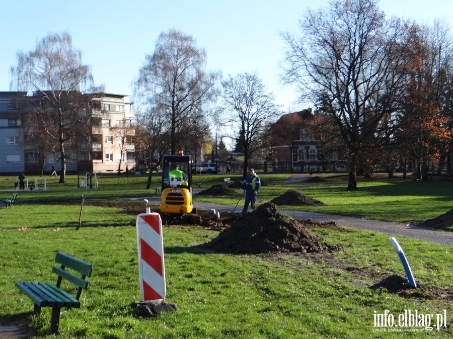 Zieleniec na ul. Mickiewicza - monta owietlenia i monitoringu, fot. 4