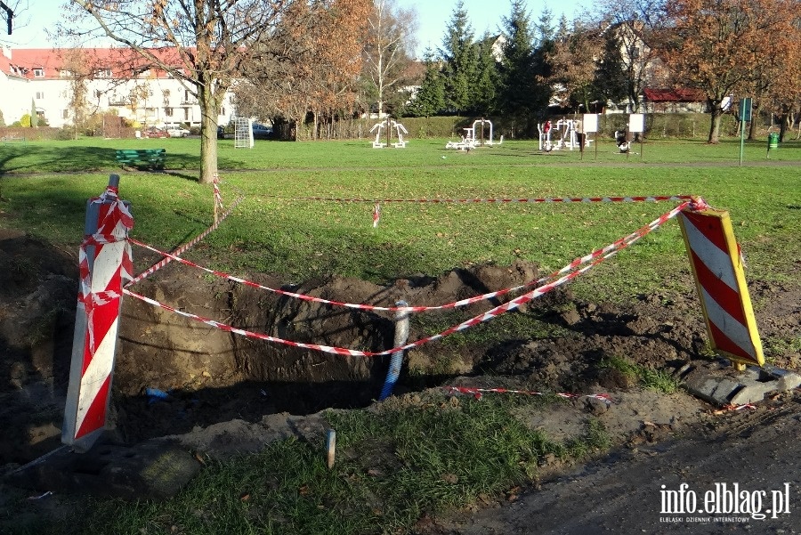 Zieleniec na ul. Mickiewicza - montaż oświetlenia i monitoringu, fot. 6