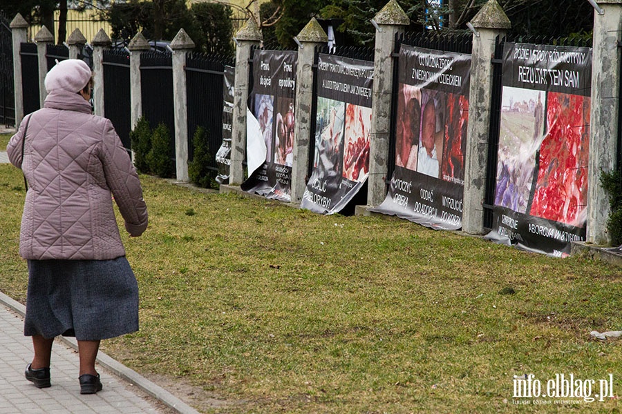 Banery przeciw aborcji na bramie Kocioa, fot. 1