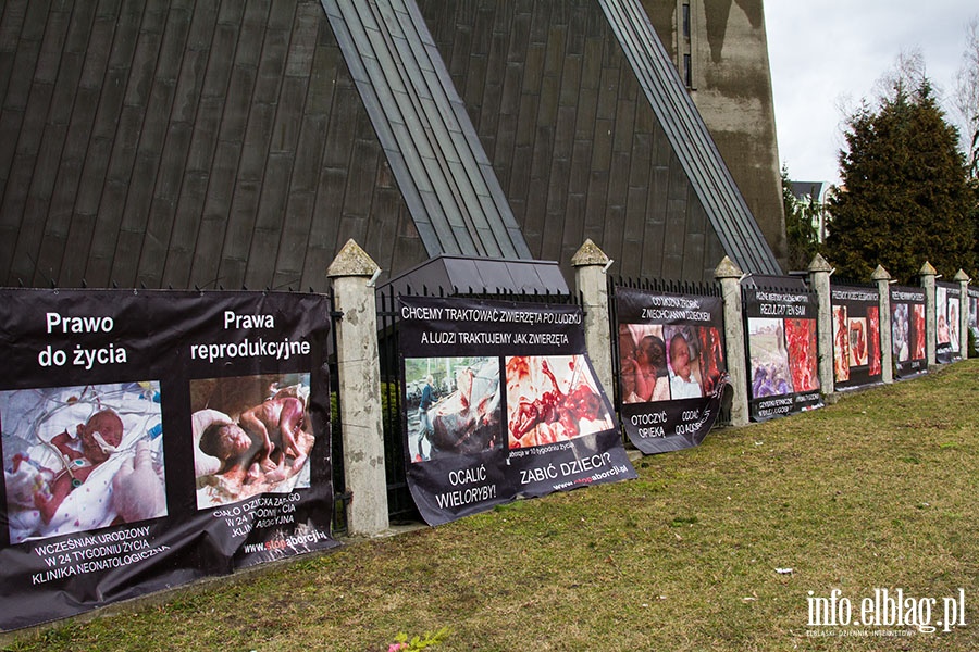Banery przeciw aborcji na bramie Kościoła, fot. 6