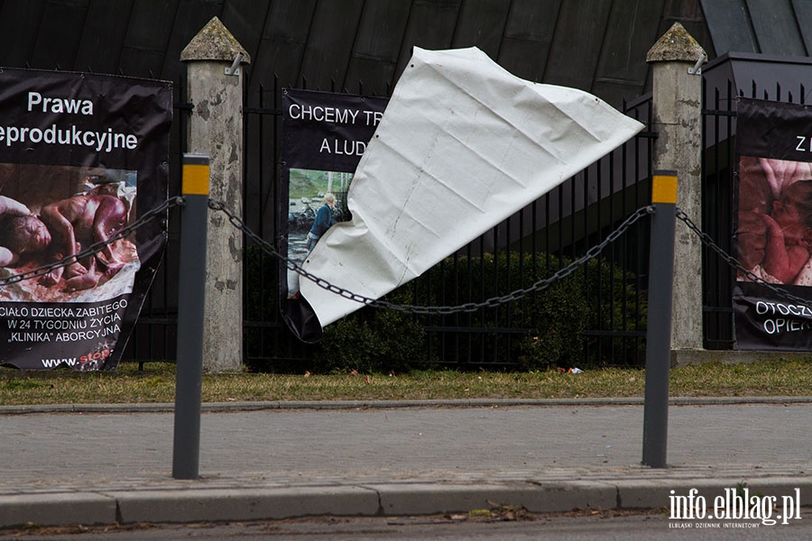 Banery przeciw aborcji na bramie Kocioa, fot. 9