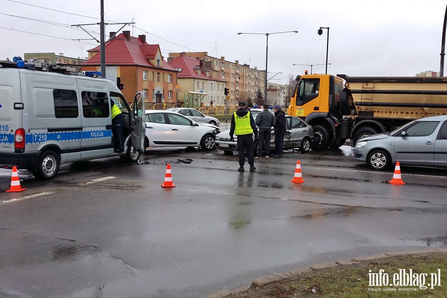 Wypadek na skrzyowaniu Pk. Dbka i Al. Pisudskiego, fot. 2