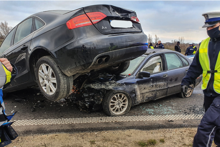Pościg policyjny na S7. Zniszczone cztery auta info