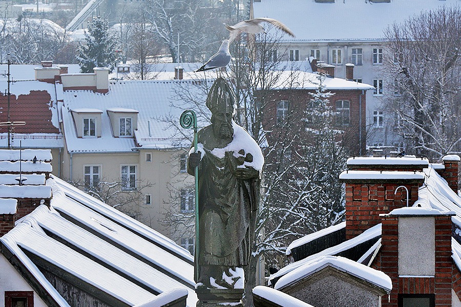 Świety Mikołaj na szczycie dachu elbląskiej kamieniczki.