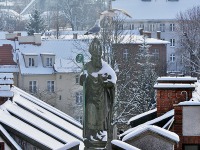 wiety Mikoaj na szczycie dachu elblskiej kamieniczki.