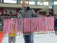 Medale dla zwyciskich druyn w turnieju hokeja na lodzie